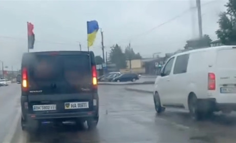 У Сарнах винесли постанову водію, який проігнорував рух траурної колони