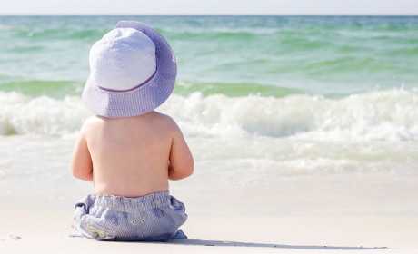 Взрослые вызвали полицию, увидев на берегу моря в позднее время растерянного малыша