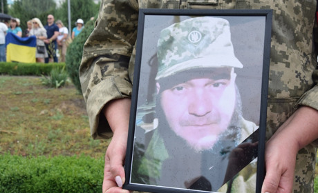 Майже рік чекала мати звісточки від єдиного сина… Нетішин попрощався з Героєм Юрієм Бабійчуком