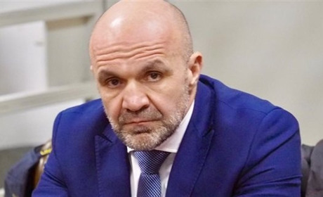 Мангер шукає гроші для Левіна і прокурорів