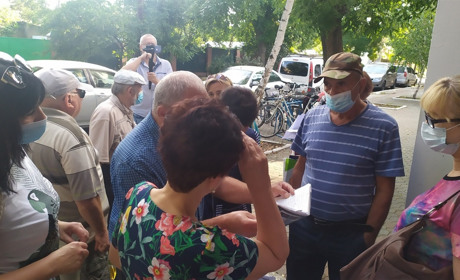 Стучали в окна, не пропускали спецтранспорт: в Измаиле снова митинговали проблемные абоненты (видео)
