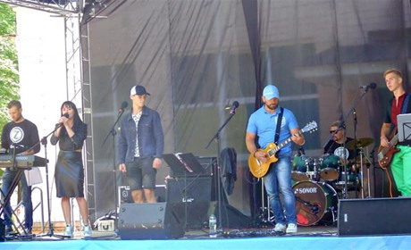Заспівали і розіграли подарунки: рок-гурт «Sound from Z» виступив на День міста. Відео