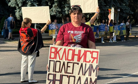Хвилина мовчання: у Первомайську рідні полонених і зниклих безвісти перекривали рух