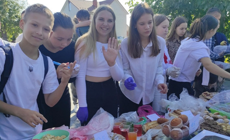 У Старокостянтинівському НВК провели благодійний ярмарок: чим торгували