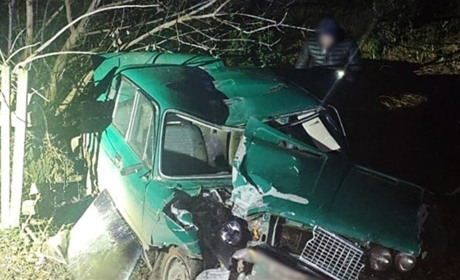 19-річний водій в’їхав у електроопору – його та 16-річну пасажирку госпіталізували