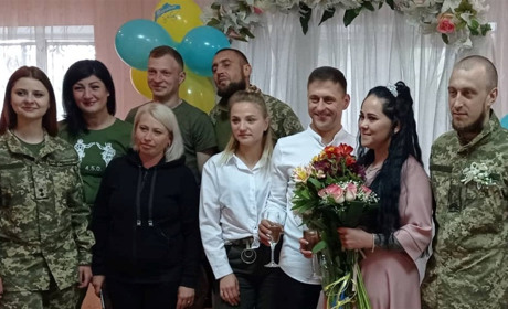 Під звуки сирен або кохання на війні: у Петропавлівці одружилися захисник і захисниця