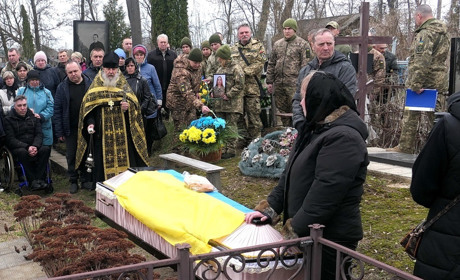 В Глухові поховали Катерину Ющенко: що про нашу захисницю розповідають батьки дівчини