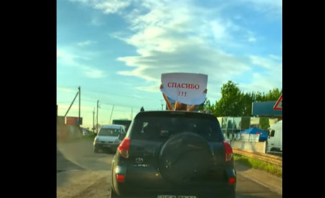 Це відео покращить ваш настрій: як дівчина у Херсоні подякувала за те, що її пропустили в заторі