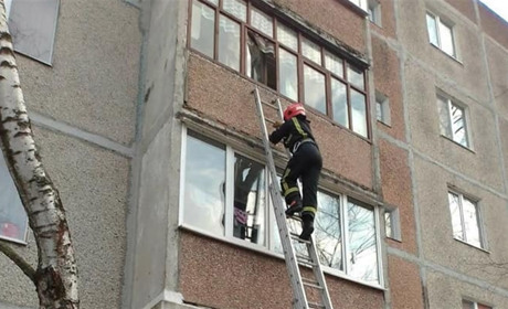 У Вараші рятувальники допомогли жінці потрапити до квартири