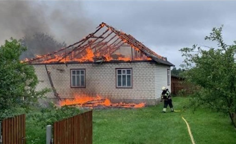 У селі на Сарненщині згорів дах житлового будинку