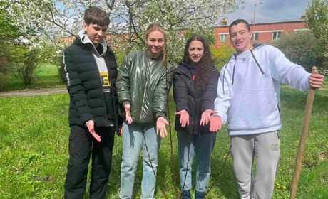 Старокостянтинівські випускники висадили біля школи абрикосові дерева на згадку про себе