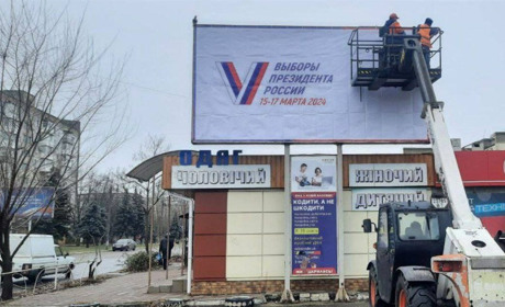 Вистояти чергу і залишитися без грошей: як у Новій Каховці колаборанти видавали допомогу