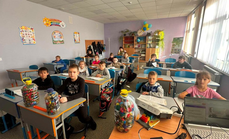 Захарівські школярі збирають пластикові кришки для дронів: місцева ініціатива підтримує захисників