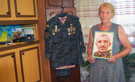 "Я в погребі ховалася, щоб сусіди не чули, як голосно ридаю за загиблим на війні сином"