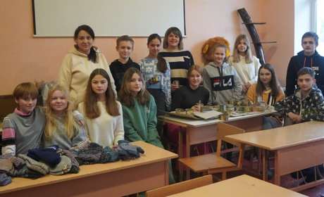 У переяславській школі виготовляють окопні свічки, теплі речі та обереги для воїнів ВІДЕО