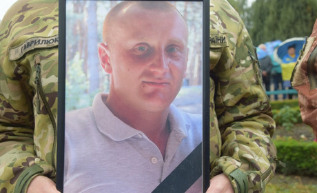 Батька втратили троє дітей: Нетішинська громада провела у вічність Героя Олексія Дідича