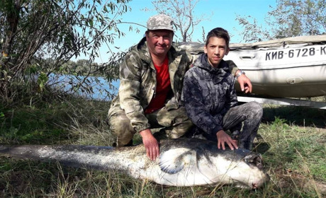 Білопілець Андрій Пономаренко упіймав сома-велетня у Дніпрі