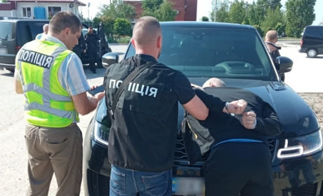 На Шепетівщині затримали злочинну групу, яку підозрюють у вимаганні грошей та збуті наркотиків