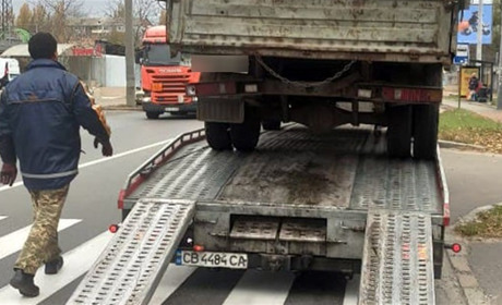 Чернігівця, який не мав права сідати за кермо, двічі за день зупинили патрульні