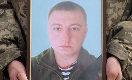 Без сумніву і вагань йшов у бій попереду інших. У Тростянці попрощались з Героєм Миколою Прасоловим