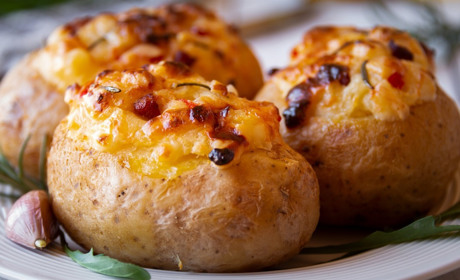 Рецепт дня: картопля, запечена з грибною начинкою та сиром