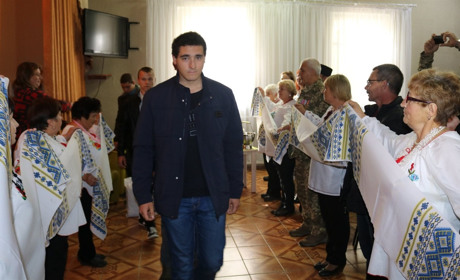 У Сватовому четверо чоловіків пішли служити у армію: Їх проводжав і моряк Євген Семидоцький