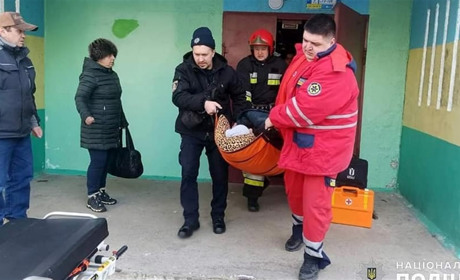 У Нетішині поліцейські та надзвичайники дісталися через вікно у квартиру і врятували 80-річну бабусю