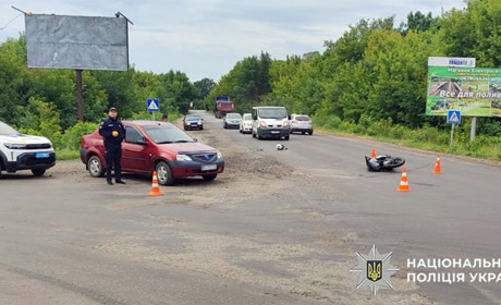 У Шепетівці поліцейські встановлюють обставини ДТП, у якій травмувався 21-річний мотоцикліст