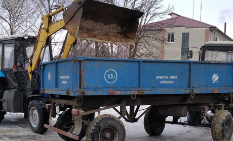 У Нижній Дуванці комунальники прочищують лісосмуги та заготовлюють дрова