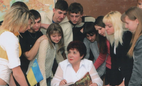 Полстолетия отдавала сердце детям: история педагога с большой буквы Елены Новгородской