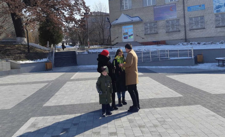 Як жителькам Городка дарували квіти до 8 березня. Фото