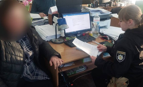 В Білопіллі жінка била ножем та поліном сусідську дитину: поліція розслідує обставини події