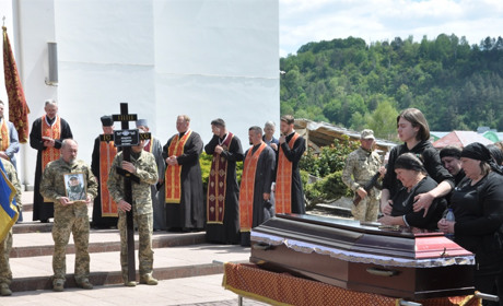В останню дорогу до рідного дому відправився полеглий воїн з Нагірянки Мельничук Володимир