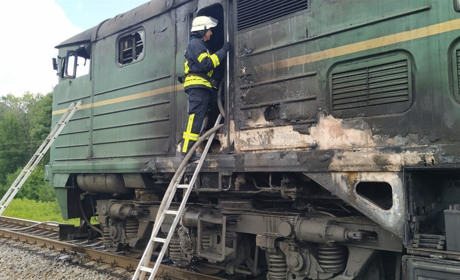 У Кривошиївці Сватівського району горів моторний відсік локомотиву товарного потягу