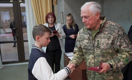 Відзнаку батька прийняв син. Рідним загиблого глухівчанина вручили його орден «За мужність»