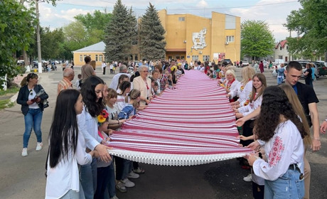 День вишиванки 2023 у Біляївці відзначили концертом та традицією розгортання 100-метрового рушника