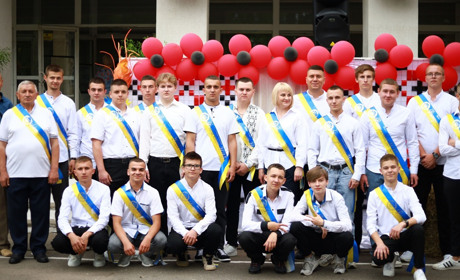 Останній дзвінок у Старокостянтинівському аграрно-промисловому ліцеї: прощання, сльози і старт