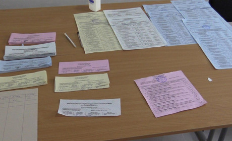 Мелитопольцу впаяют штраф за попытку вынести бюллетень за пределы участка