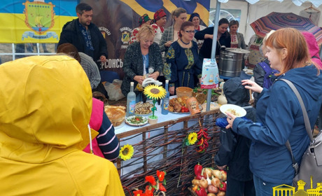 Борщ за донат на ЗСУ: “Херсонський курінь” долучився до осіннього ярмарку в Кривому Розі