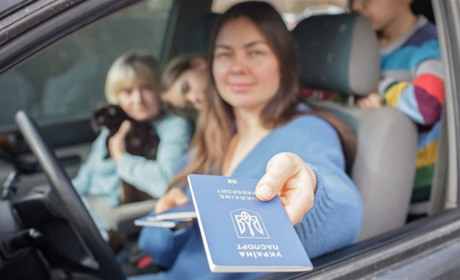Уряд зняв обмеження на виїзд за кордон для всіх жінок
