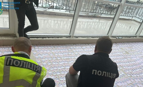 Хабар у сумі чверть мільйона гривень вимагав директор фірми на Хмельниччині