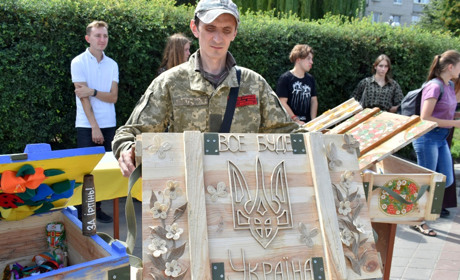 Замість зброї – творчість: у Жмеринці проходить акція «Молодь проти війни»