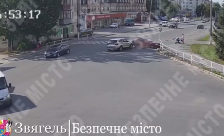 У Звягелі показали відео ДТП внаслідок якого ледве не постраждала жінка з немовлям