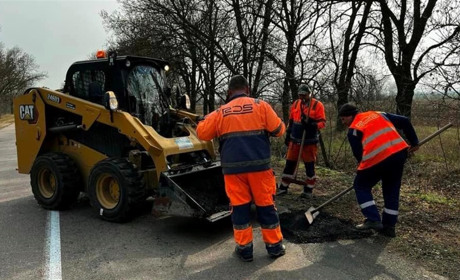 На Одещині служба автомобільних доріг ремонтує дороги. Поліція перевіряє їх сезонну готовність