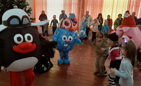 Смішарики, Дід Мороз та Снігуронька: як маленькі старокостянтинівці зустрічали Новий рік