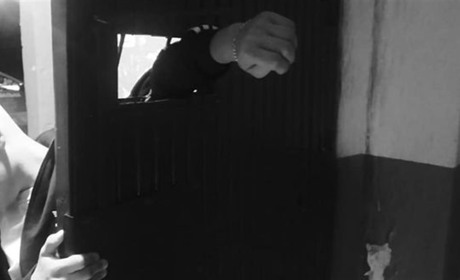У Вараші рятувальники звільнили чоловіка, у якого рука застрягла в дверях