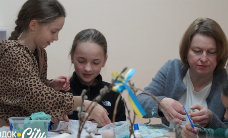 У Городку четвертокласники навчилися прикрашати великодні яйця технікою декупажу