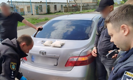 У Первомайську затримали 20-річного хлопця з понад 3 кг «солей» у коробці з кормом для тварин