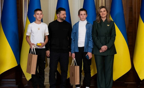 Витягнули дитину з води та зробили штучне дихання: президент нагородив двох хлопців зі Звягельщини