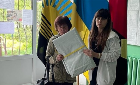 Жителям Торецької громади, чиї будинки пошкоджені обстрілами росіян, видають будівельні матеріали